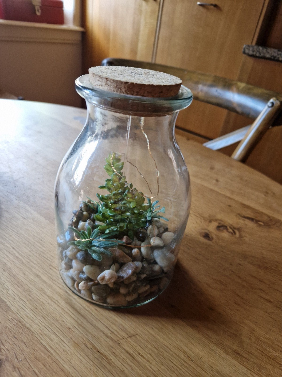 Glazen pot  met kunstplantjes  🌿 en kurk dop - 19 cm hoog, Huis en Inrichting, Ophalen of Verzenden