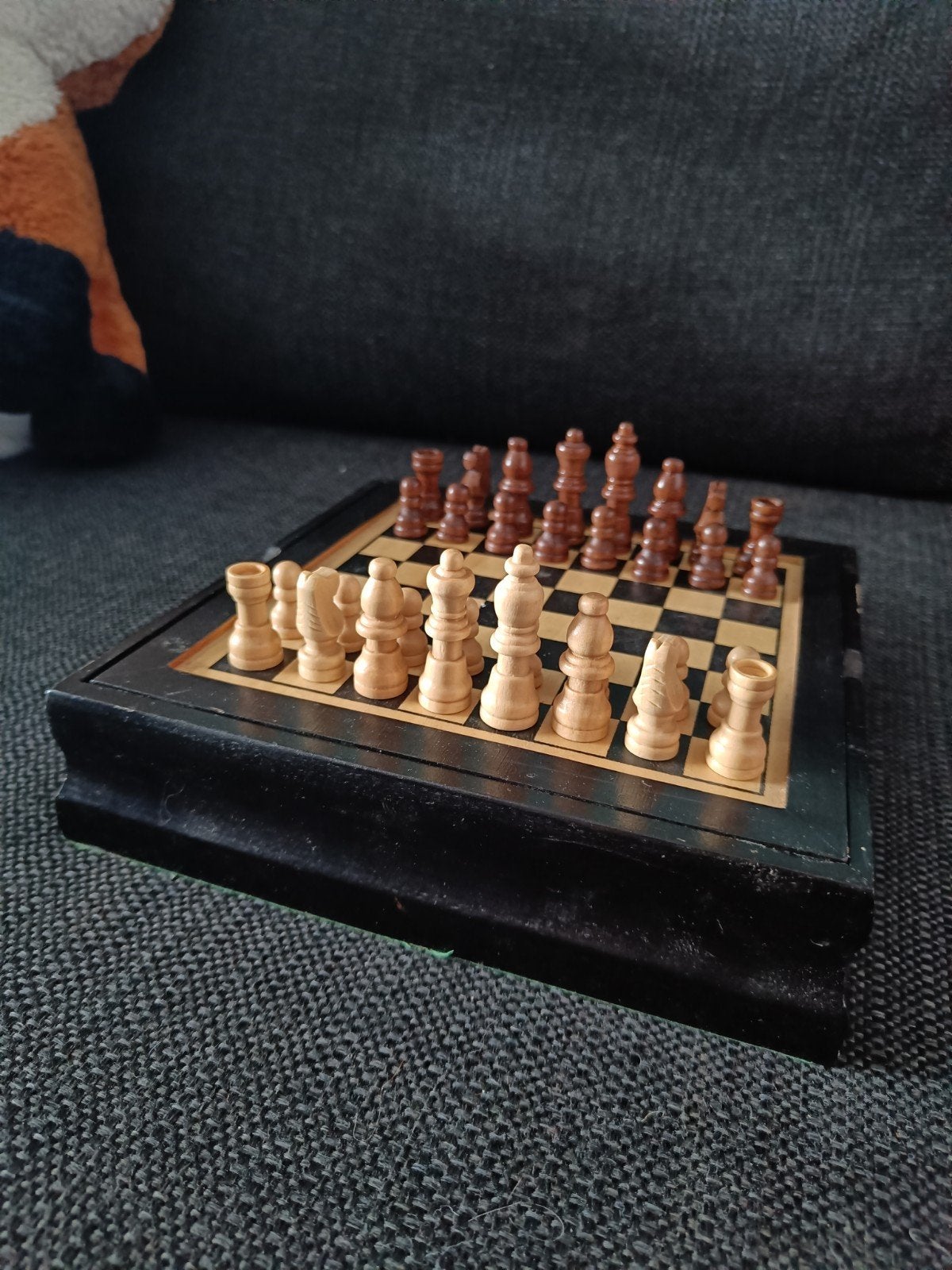 Verhoogd houten schaakbord met houten schaakstukken, Ophalen of Verzenden, Gebruikt, Schaken