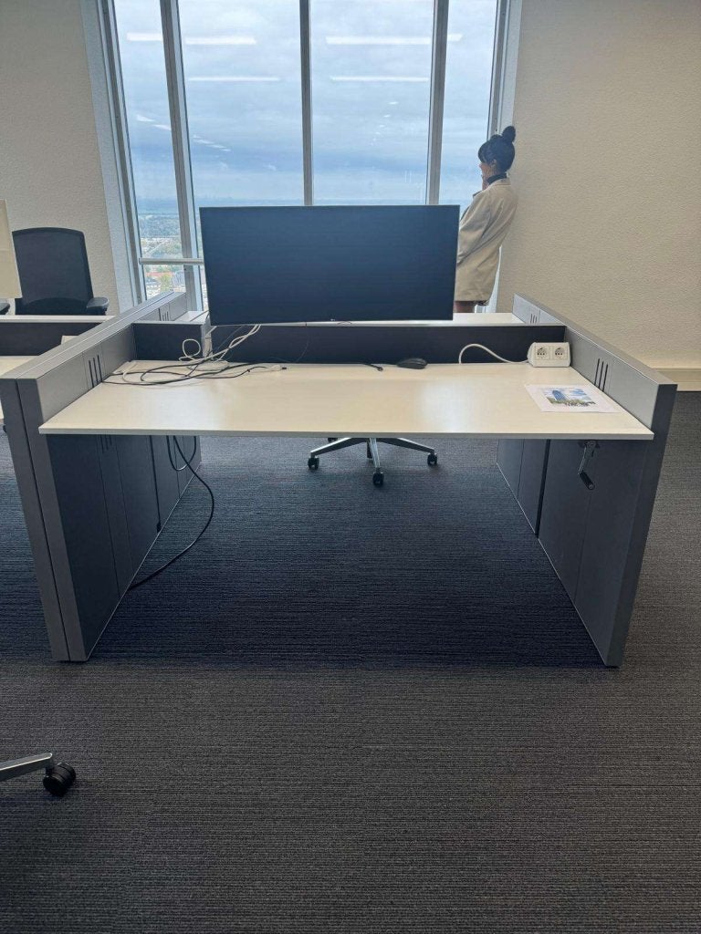 Partij beschikbaar: Gispen luxe duo slinger bureau met wang, Huis en Inrichting, Bureaus, Gispen, Parallelweg West 23 4104 AZ Culemborg