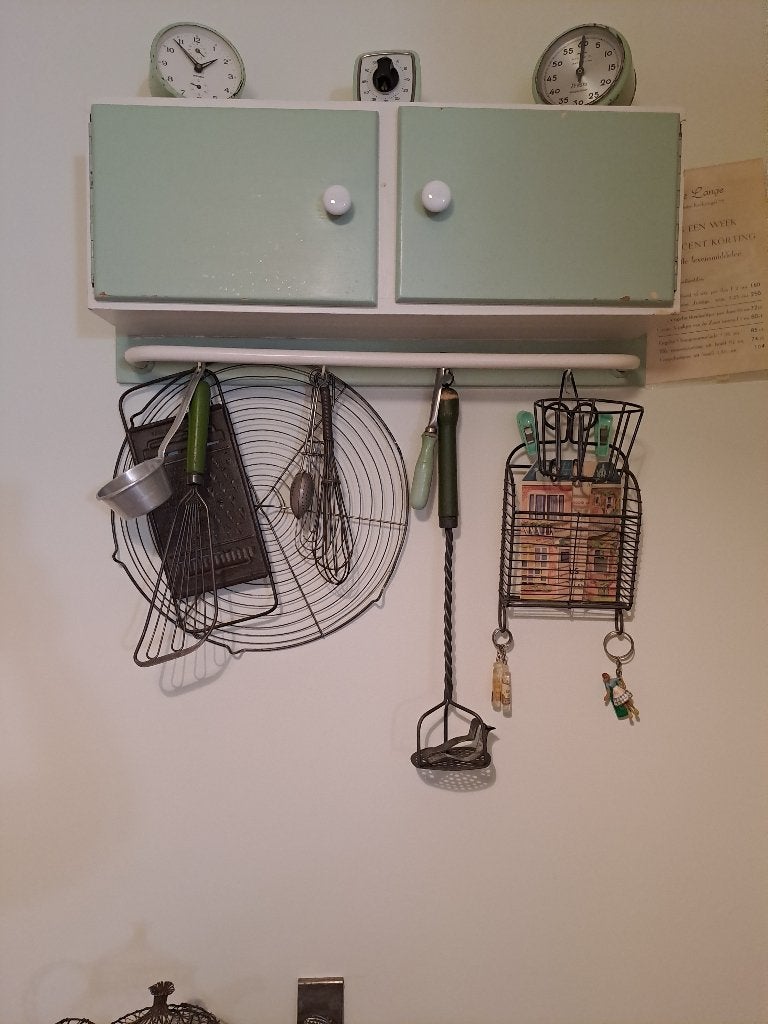 Brocant decoratief wandkastje jr 60 met taartrooster, Ophalen