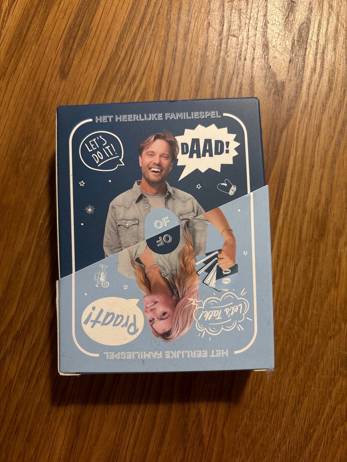 Het Heerlijke Familiespel: Praat! Of Daad!, Hobby en Vrije tijd, Gezelschapsspellen | Kaartspellen, Drie of vier spelers, Ophalen of Verzenden