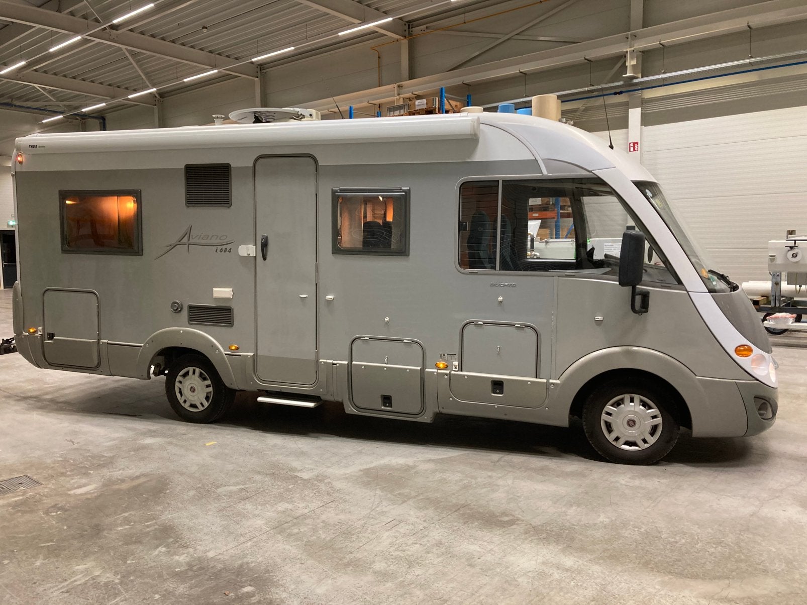 Burstner Aviano i684; Autolevel.Frans bed; Hefbed; 2x Airco, Integraal, Gaslek-detector, Ringverwarming, Fiat
