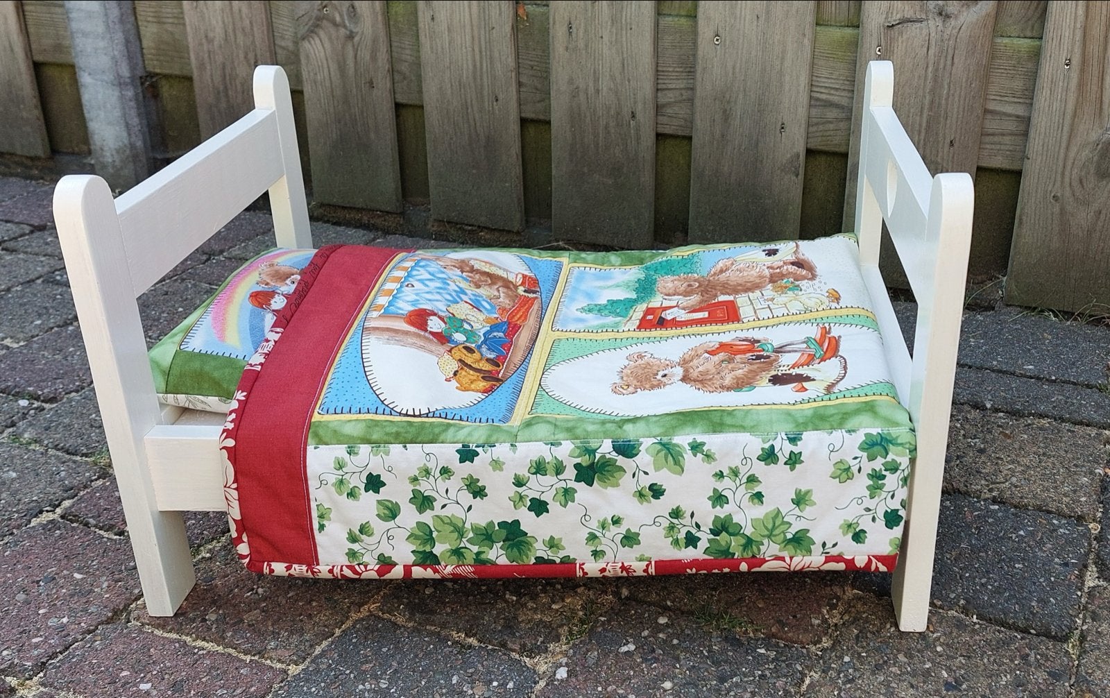 Houten poppenbedje met dekentje en kussen, Kinderen en Baby's, Speelgoed | Poppen, Ophalen, Nieuw, Babypop