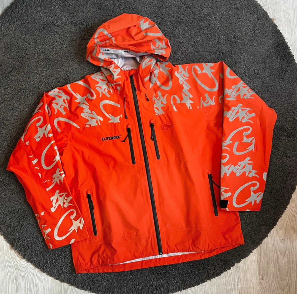 Corteiz Elitework Hardshell Jacket - L, Kleding | Heren, Maat 52/54 (L), Oranje, Ophalen of Verzenden, Zo goed als nieuw