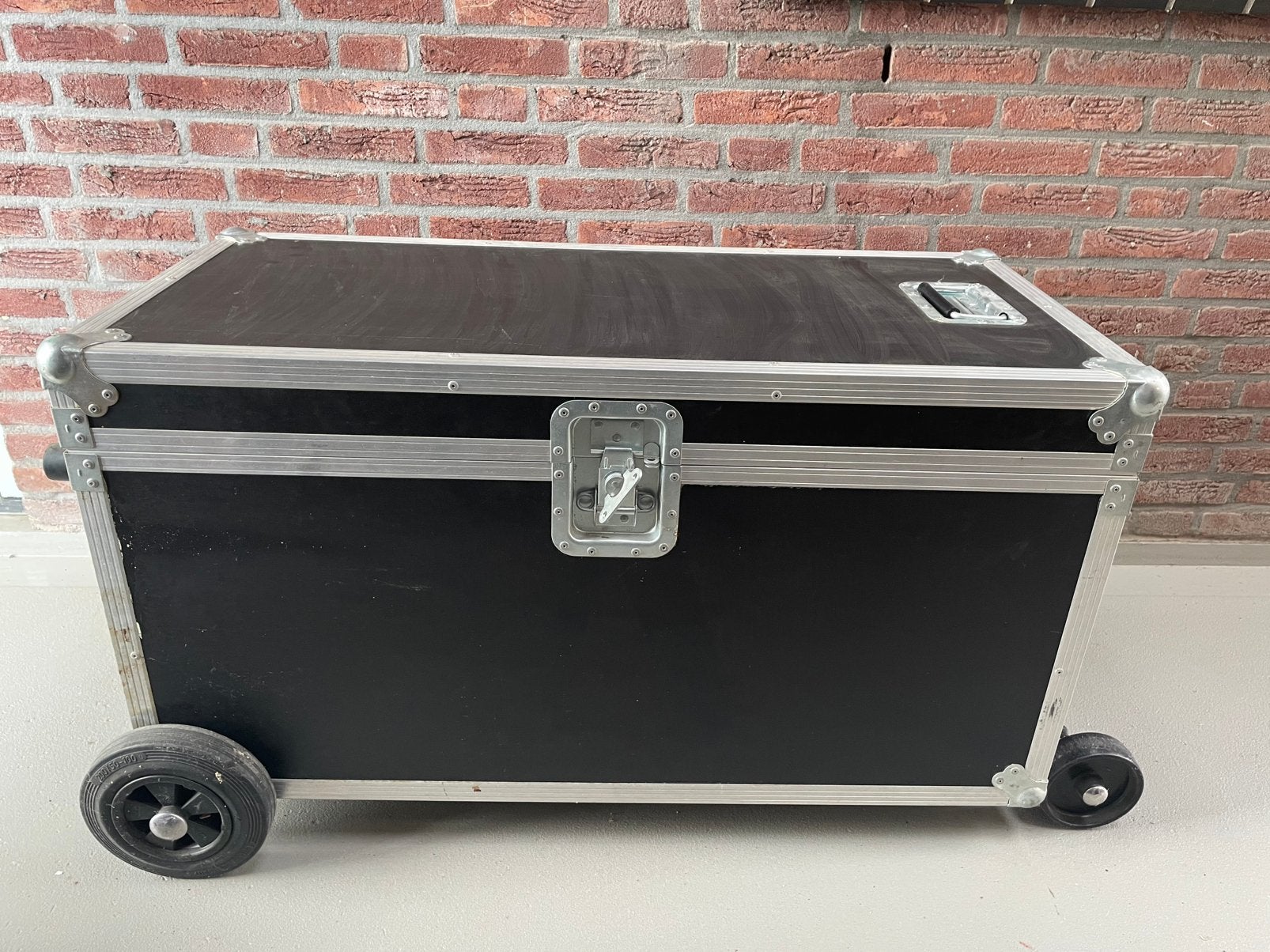 Stevige grote flightcase / beurskist op wielen – 3 vakken, Ophalen, Gebruikt, Flightcase