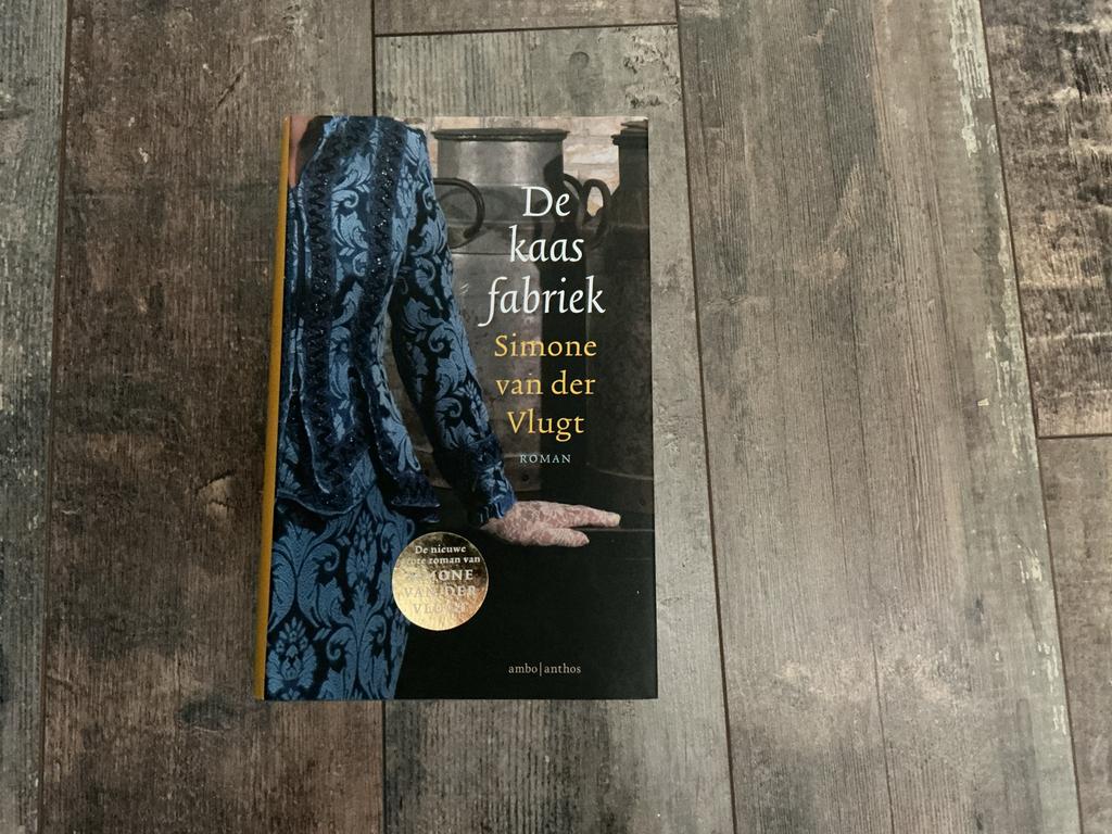 De Kaasfabriek - Simone van der Vlugt (Roman), Boeken, Ophalen of Verzenden, Zo goed als nieuw, Nederland