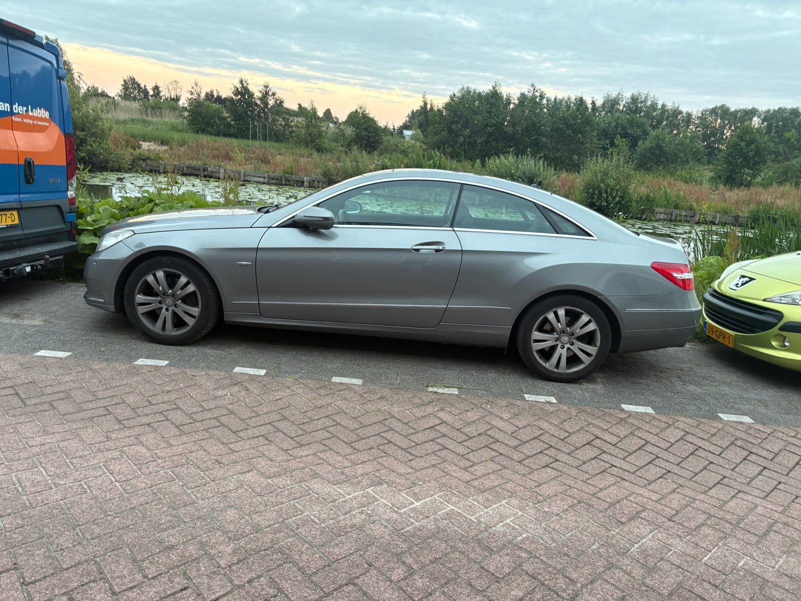 Mercedes-Benz E-Klasse 3.5 E350 CGI Coupe AUT 2009 Grijs, Auto's, Automaat, Achterwielaandrijving, 1800 kg, 4 stoelen