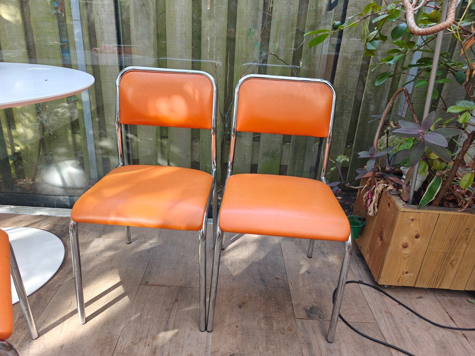 design oranje stoel met chromen frame, Huis en Inrichting, Ophalen, Gebruikt, Twee, Overige kleuren