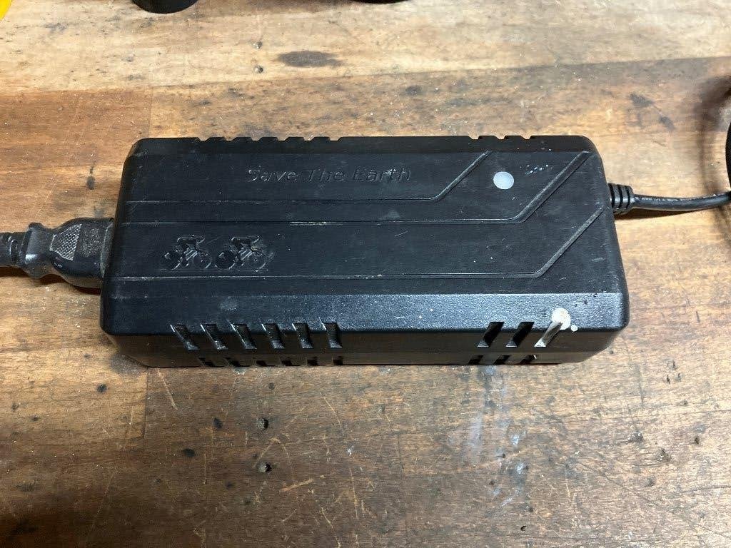 Acculader bionx 36v 3 pin & Shimano EC-E6000 36v 4A, Elektrische fiets, Gebruikt, Overige materialen, Overige typen