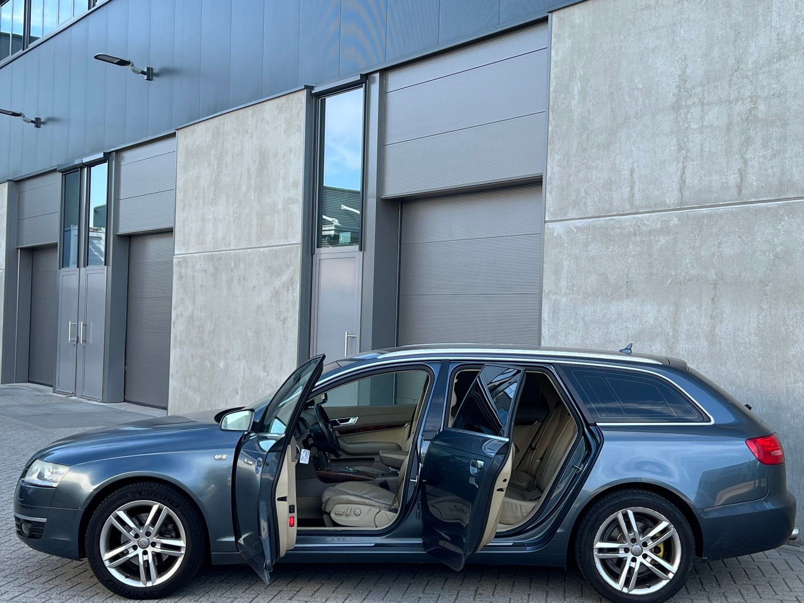 Goedrijdende Audi A6 2.4 V6 177PK Avant Automaat/NieuweAPK!, Auto's, Audi, 1800 kg, Beige, Navigatiesysteem, Blauw