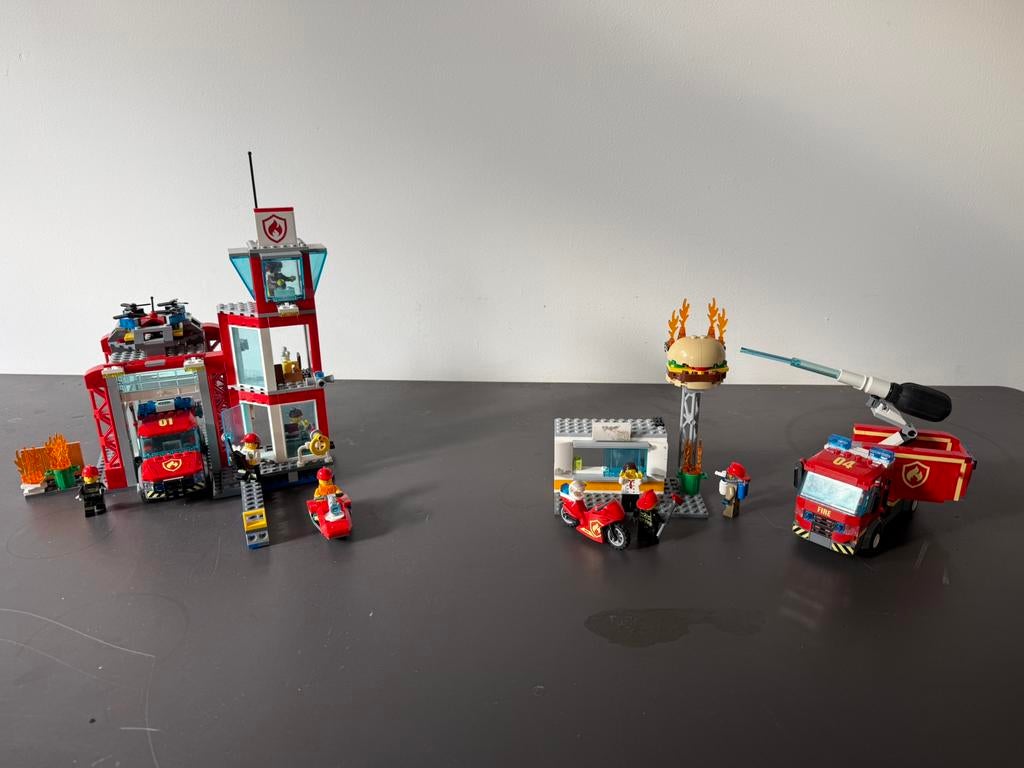 LEGO City Twee brandweer sets 60215 en 60214, Ophalen, Zo goed als nieuw