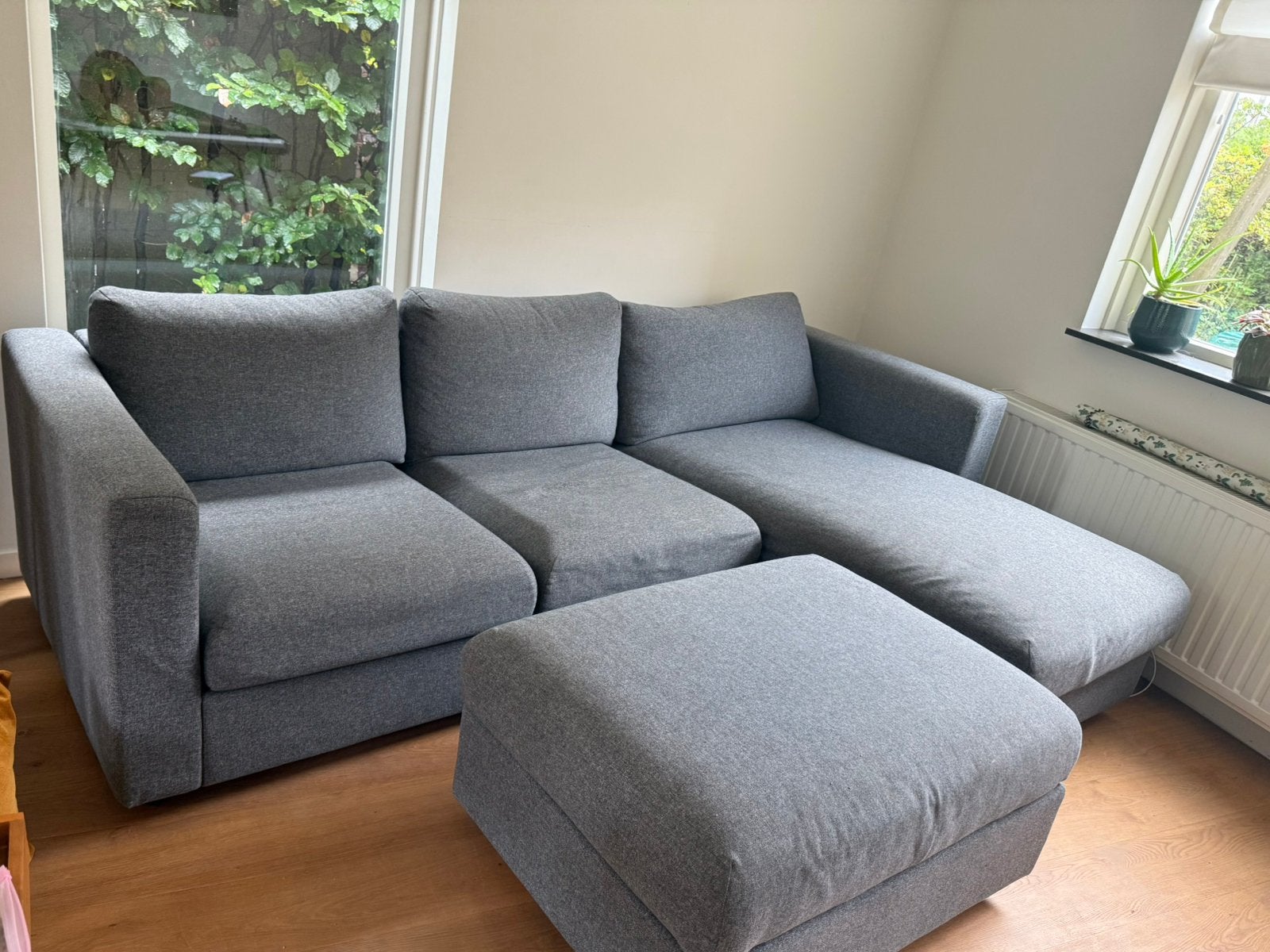 IKEA Grijze hoekbank met chaise longue en poef, Huis en Inrichting, Ophalen, 250 tot 300 cm, Gebruikt, Hoekbank