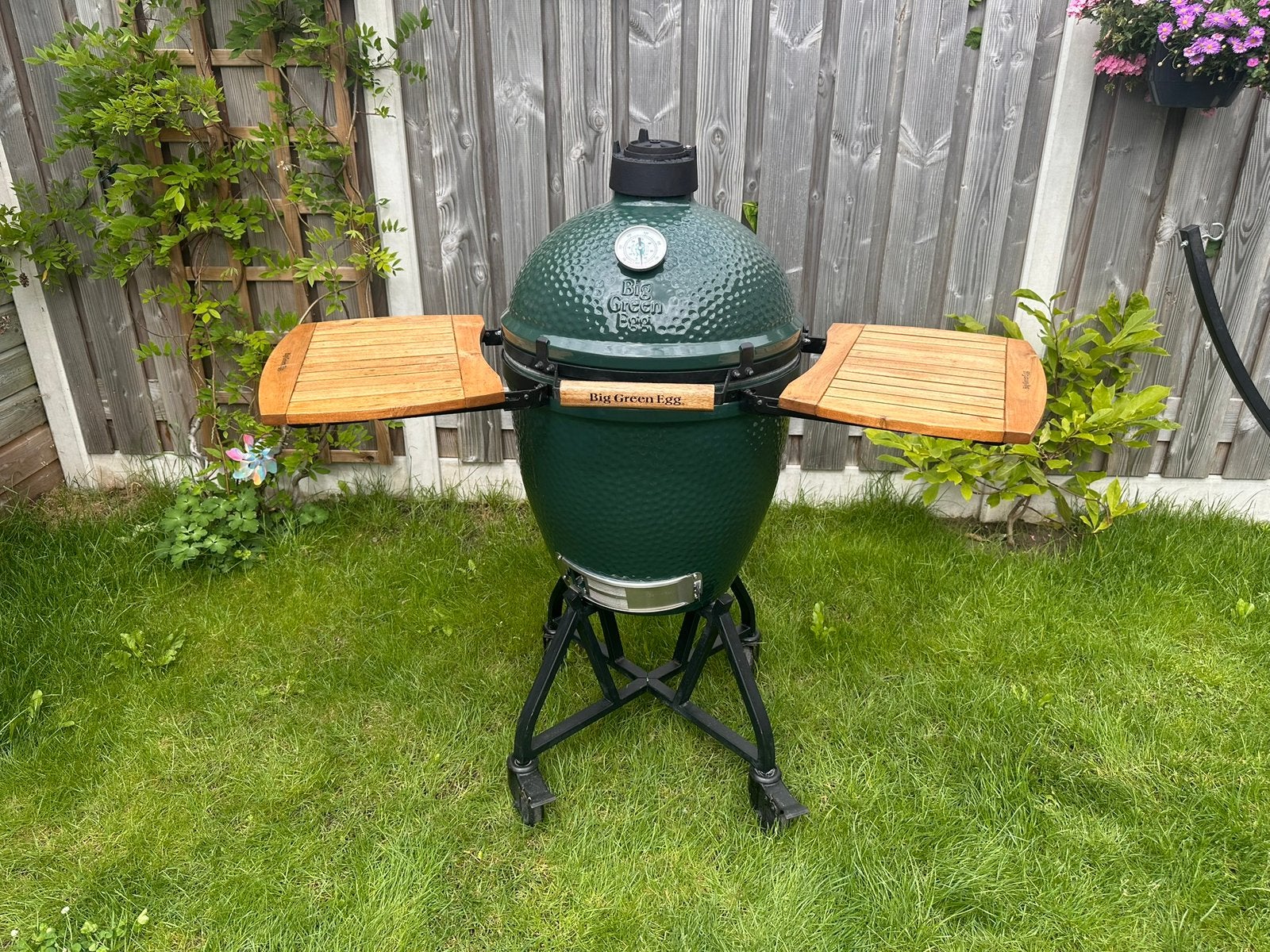 Big Green Egg Large met Tafels en Handler., Ophalen, Zo goed als nieuw, Big Green Egg (origineel), Met accessoires