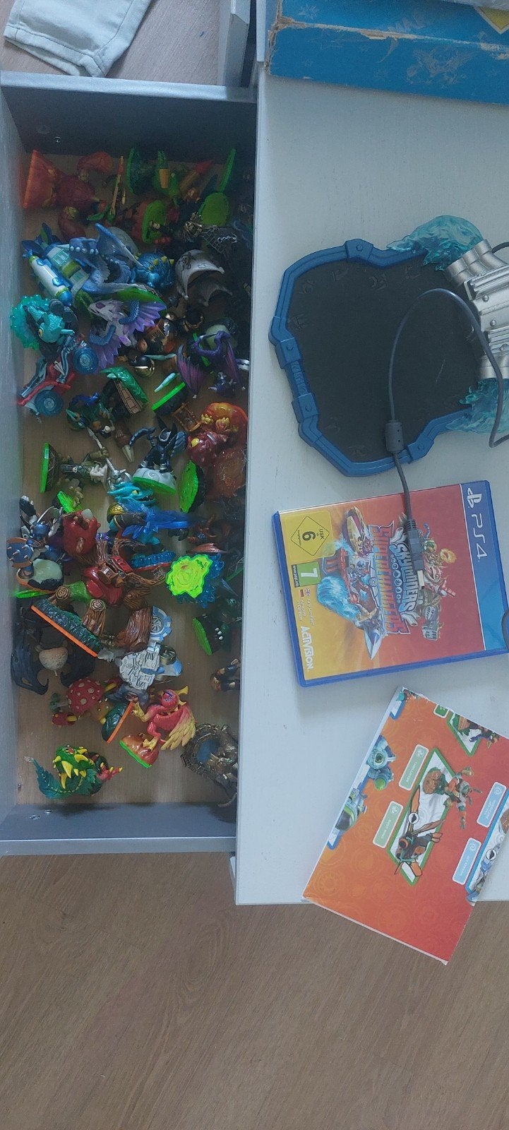 Skylanders SuperChargers PS4 met Portal en veel figuren, Verzenden, Zo goed als nieuw
