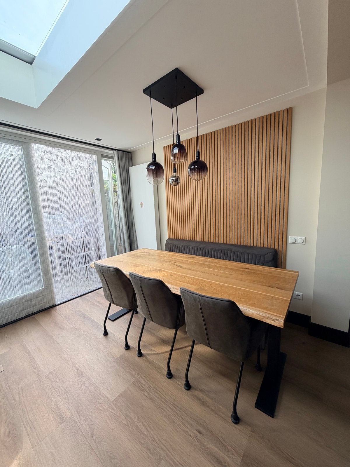 Eikenhouten eettafel met stalen onderstel + stoelen en bank, Ophalen, Gebruikt, Eikenhout, 200 cm of meer