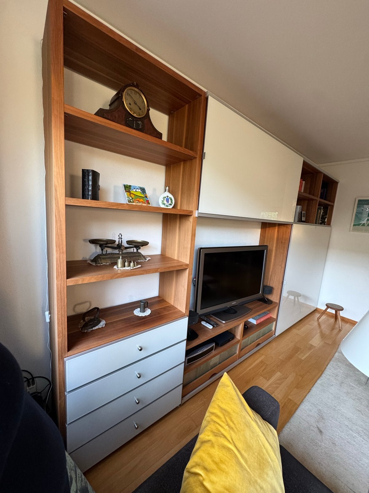 Hulsta Mega Design wandkast walnoot met wit en matglas, Huis en Inrichting, Kasten | Wandmeubels, Ophalen, 200 cm of meer, 300 cm of meer