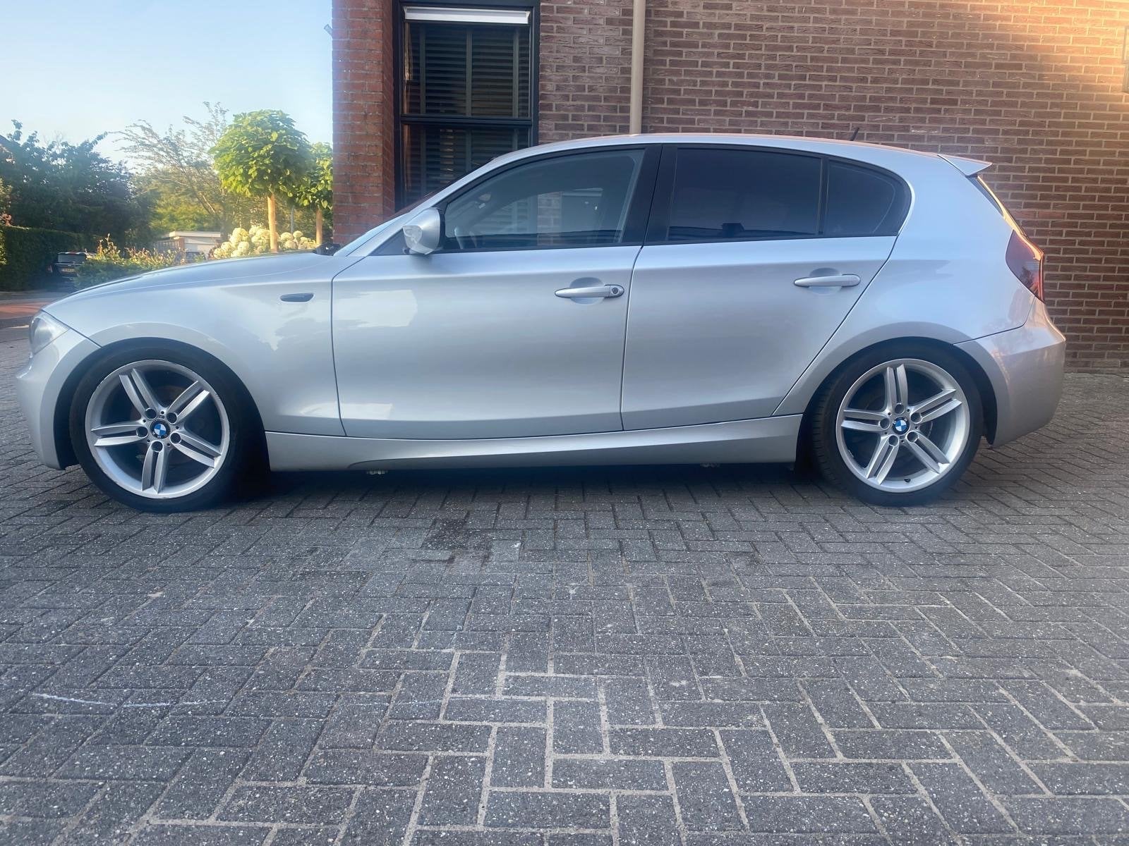 BMW 1-Serie 2.0 118I 5DR M-sport edition 2010 Grijs, Auto's, BMW, 1-Serie, Achterwielaandrijving, 1995 cc, Zwart