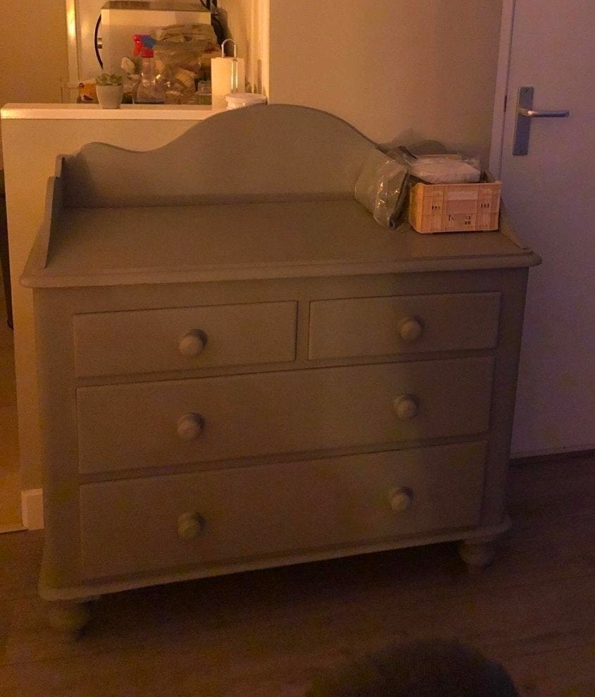Taupe/Grijze commode met 4 lades, Ophalen, Commode, Opstaande rand