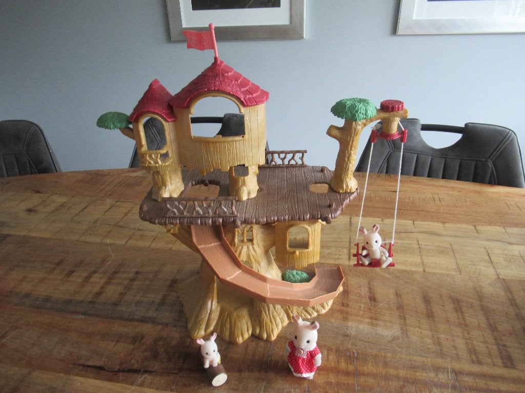 Sylvanian Families Boomhut met glijbaan en schommel, Kinderen en Baby's, Speelgoed | Poppenhuizen, Ophalen of Verzenden, Zo goed als nieuw