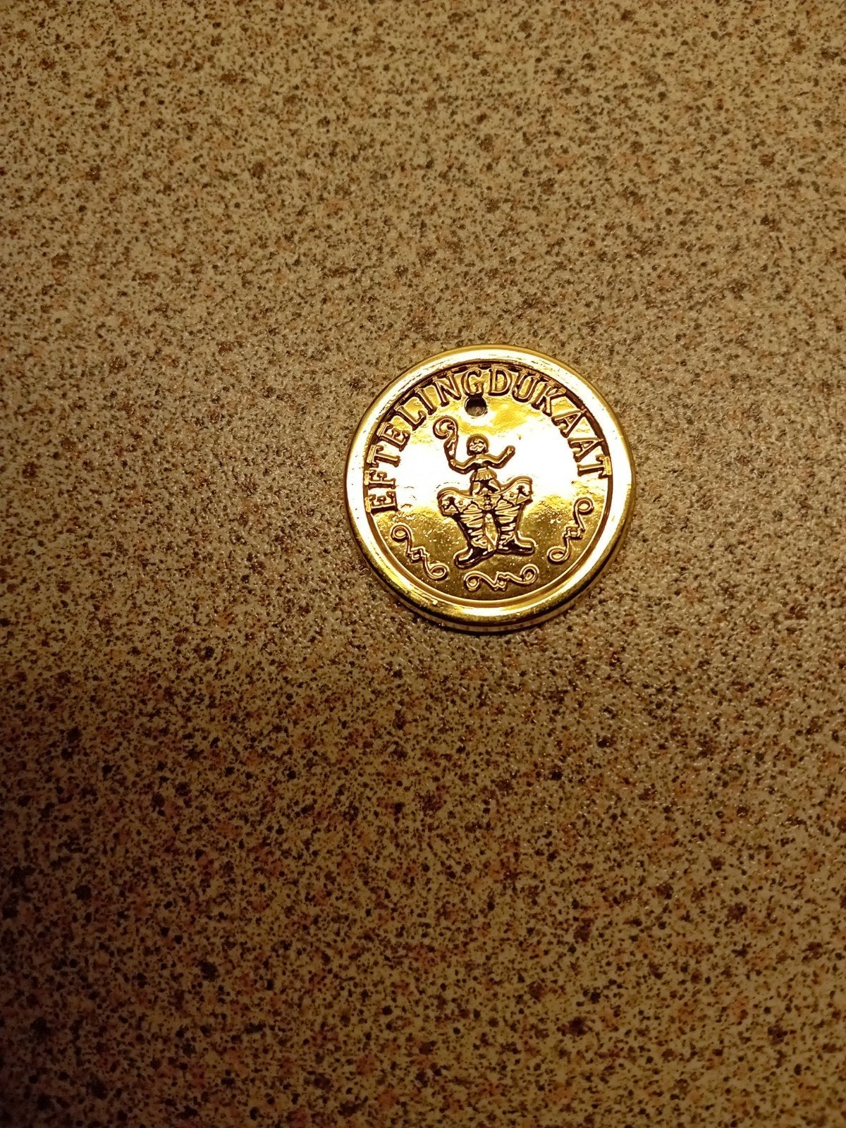efteling dukaat van klein duimpje, Verzamelen, Efteling, Verzenden, Zo goed als nieuw, Button of Speldje