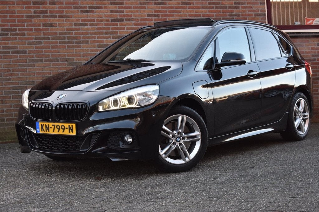 BMW 2-serie Active Tourer 225xe M Sport '15 M Pakket Pano Le, Automaat, 136 pk, Gebruikt, Zwart