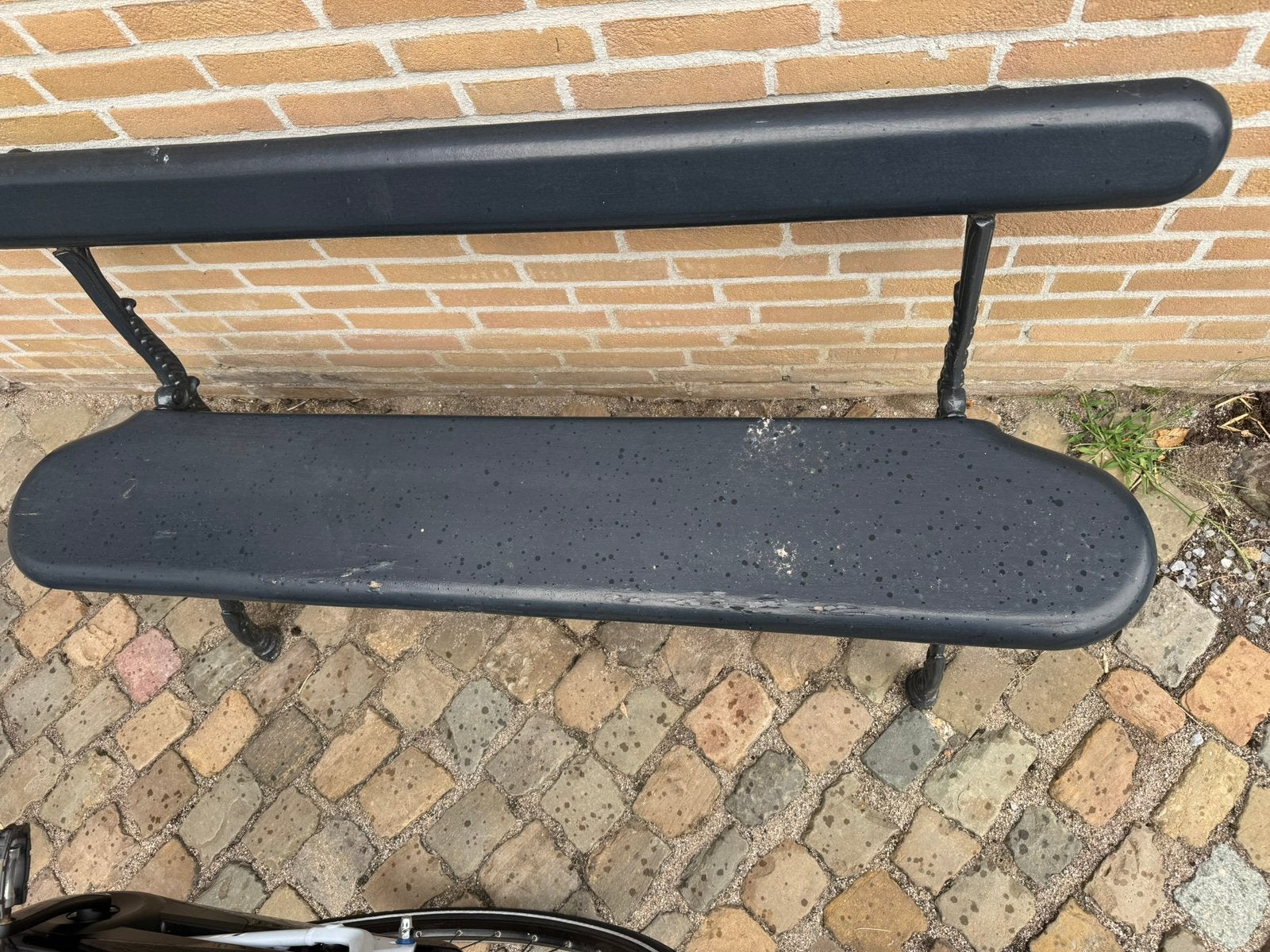 Schilder gezocht om dit tuinbankje te schuren en te verven., Ophalen
