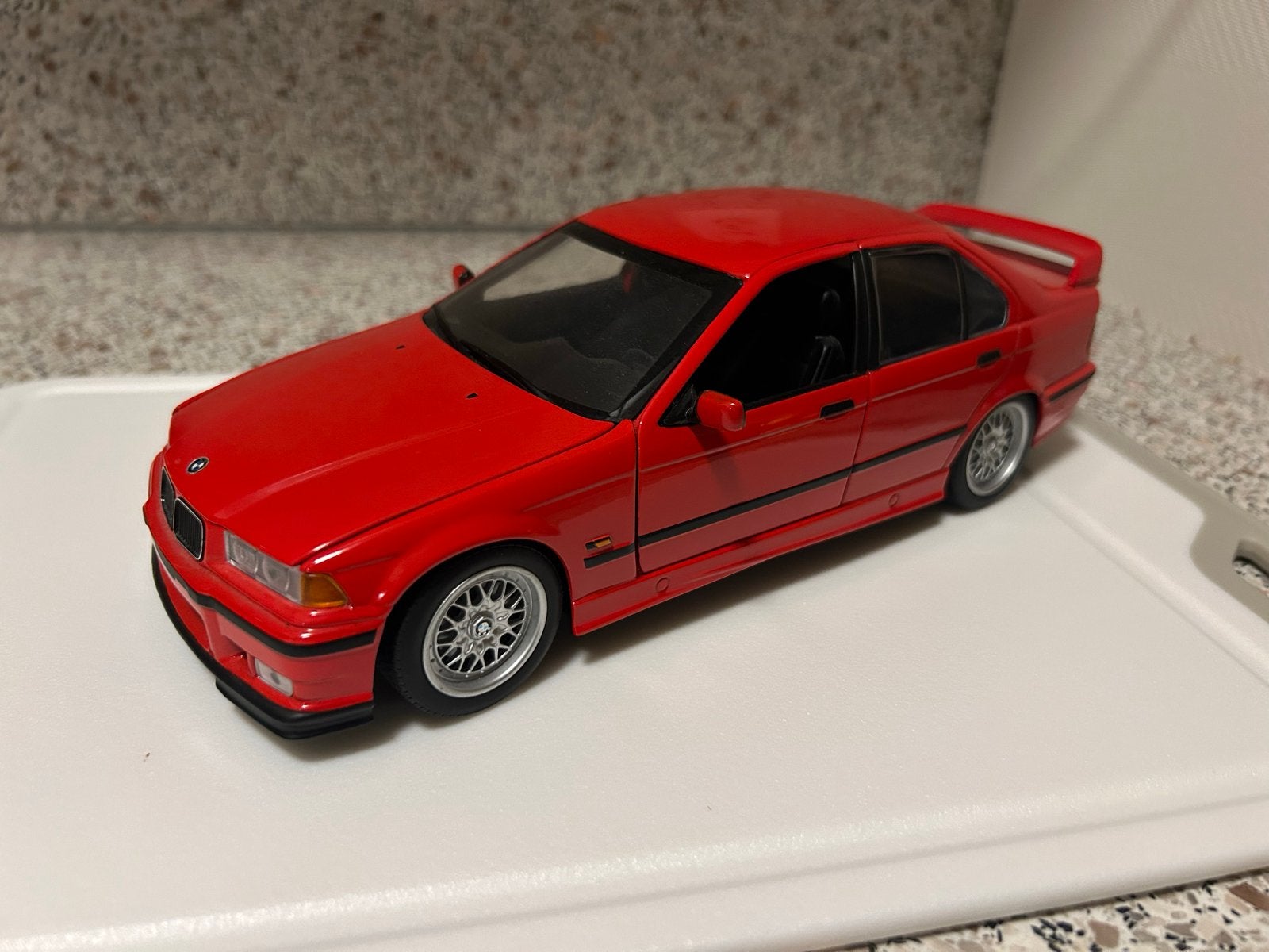 Bmw e36 sedan 318is rood, Hobby en Vrije tijd, Verzenden, Zo goed als nieuw, UT Models