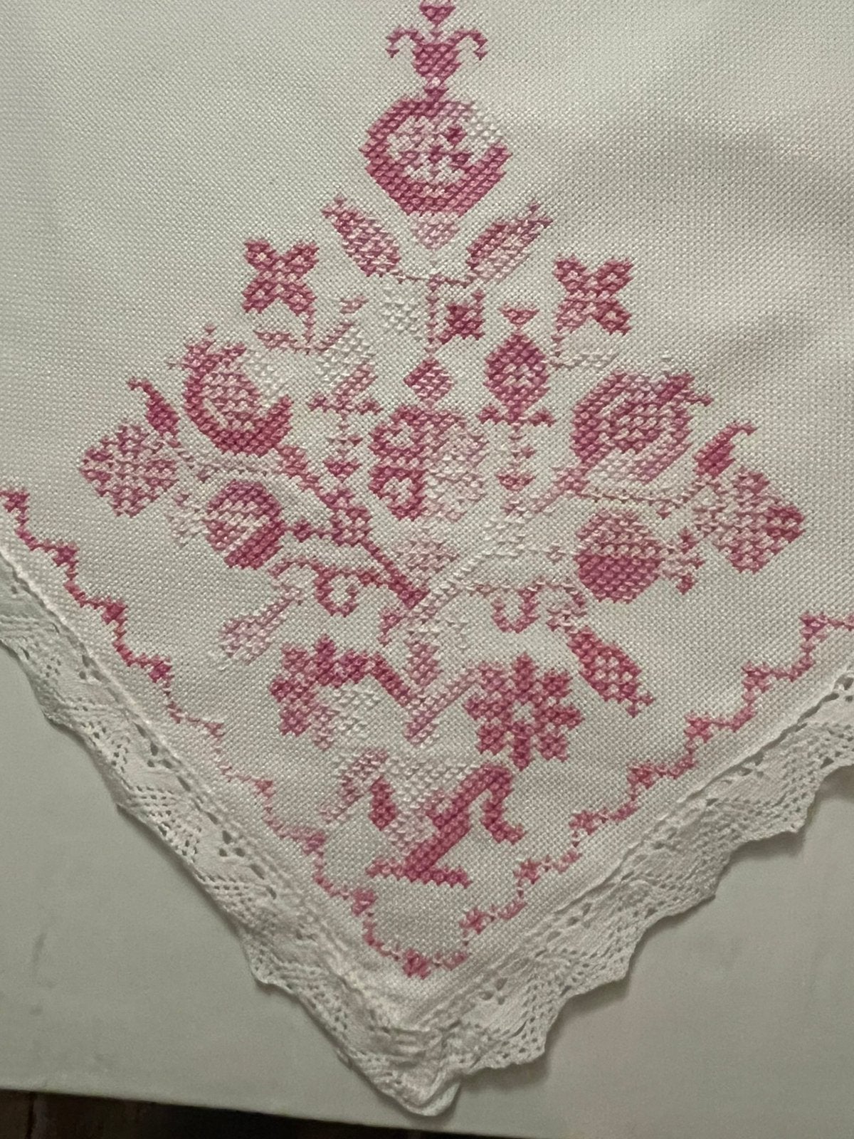 Prachtig vintage tafelloper met  mooi rose borduurwerrk, Ophalen of Verzenden, Zo goed als nieuw, Rechthoek
