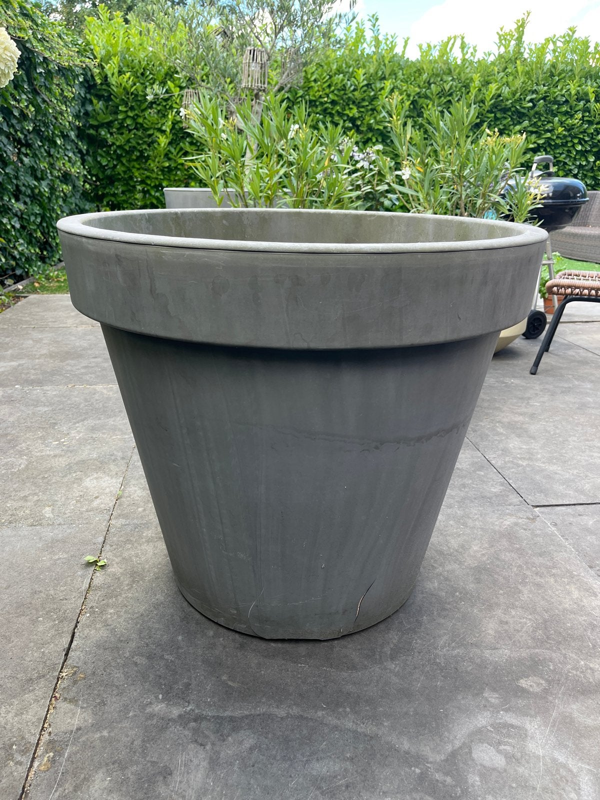 Grote grijze plastic bloempot met kleine scheur, Ophalen, Kunststof, Gebruikt, 40 cm of meer