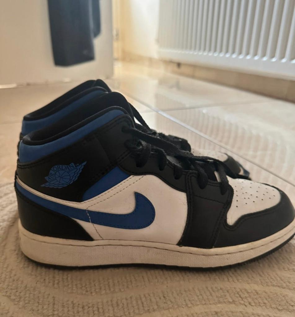 Air jordans 1 mid black racer blue white, Ophalen of Verzenden, Zo goed als nieuw, Schoenen