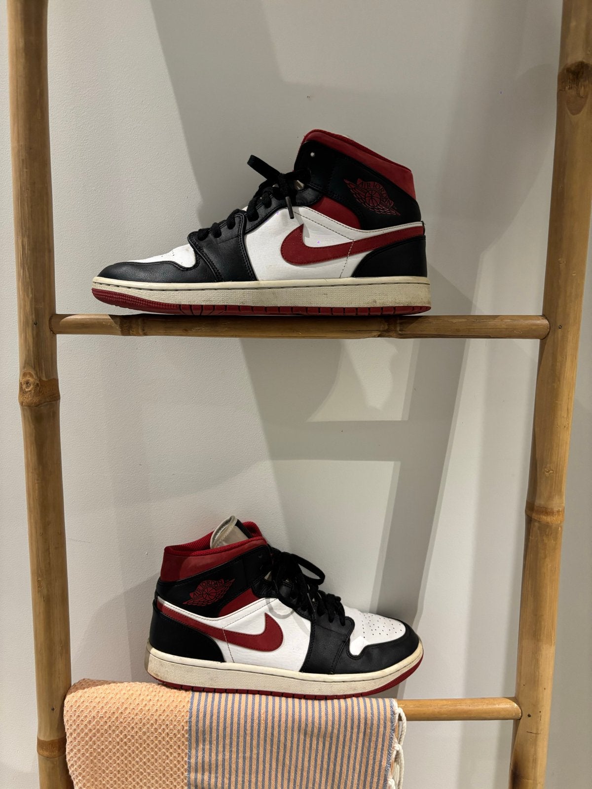Nike Air Jordan 1 Mid Chicago Black Toe - Maat 43, Kleding | Heren, Schoenen, Ophalen of Verzenden, Gedragen, Zwart, Sneakers of Gympen