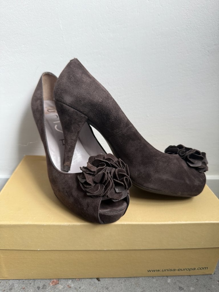 Unisa bruine suède peep-toe pumps met bloem detail, Pumps, Overige kleuren, Verzenden, Zo goed als nieuw