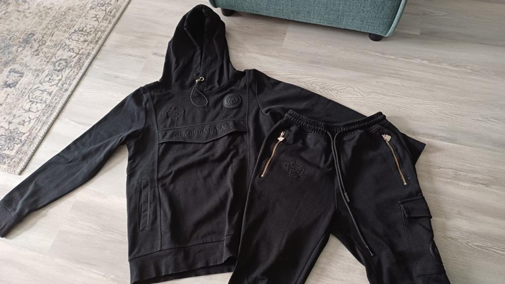Black Bananas tracksuit zwart mt XS, Ophalen of Verzenden, Zo goed als nieuw, Jongen of Meisje, Trui of Vest