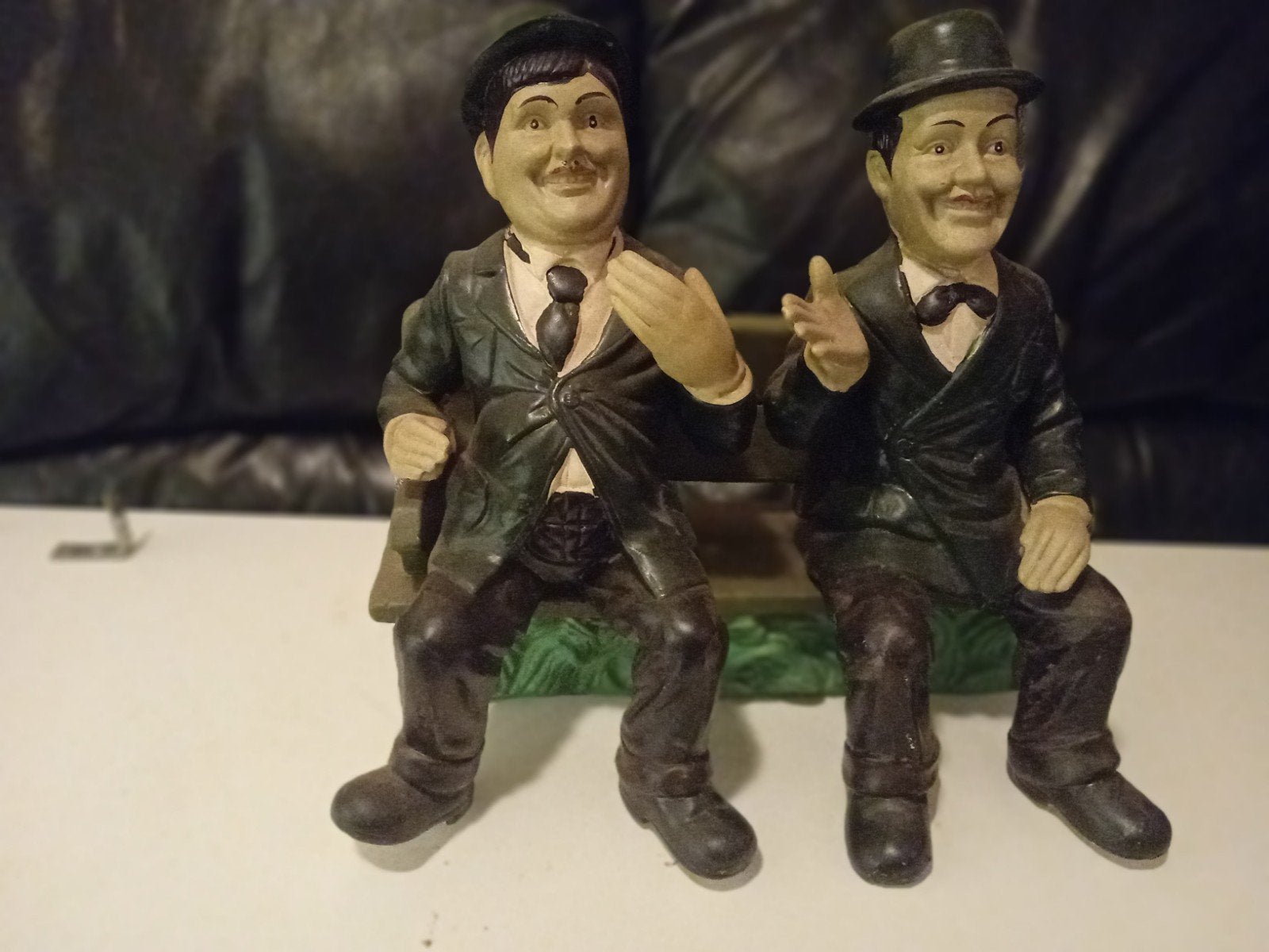 MOOI GROOT BEELD VAN LAUREL EN HARDY ZITTEN OP EEN BANKJE, Verzamelen, Ophalen of Verzenden, Nieuw, Mens