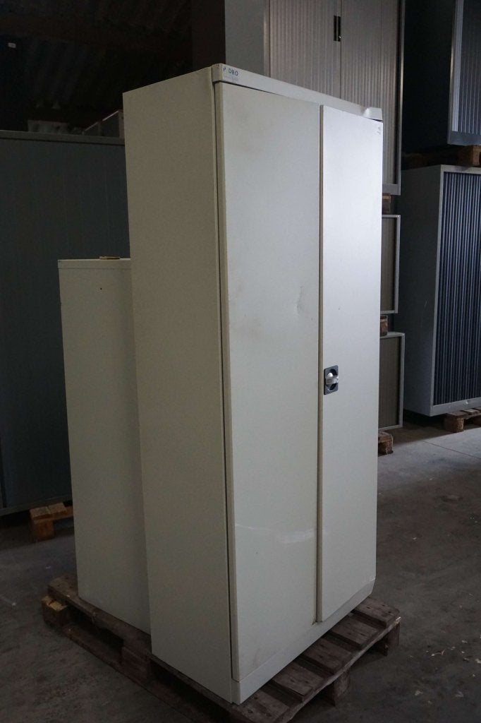 Metalen kast beschadigd voorraadkast magazijnkast garagekast, Huis en Inrichting, Kasten | Roldeurkasten en Archiefkasten, Gebruikt