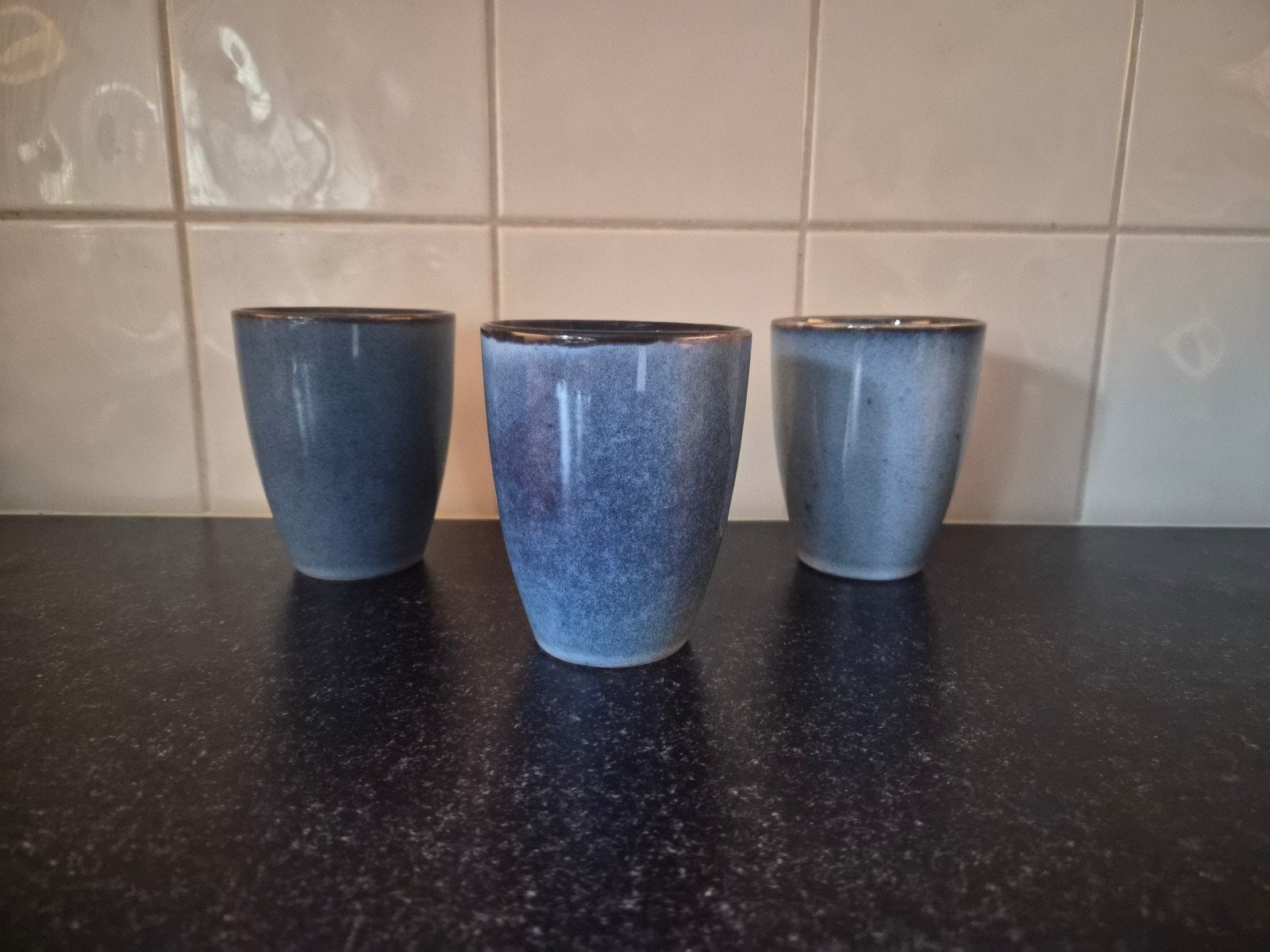Set van 3 blauwe mokken met bruine rand - Zo goed als nieuw, Ophalen of Verzenden, Zo goed als nieuw, Steen/keramiek, Overige typen