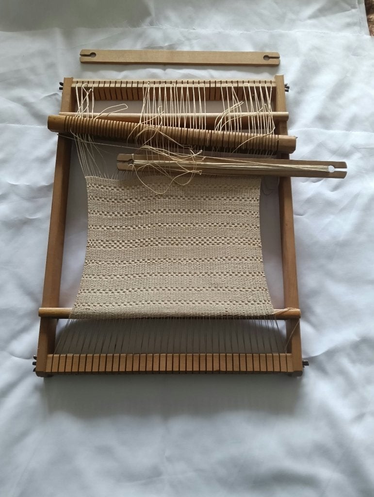 Houten weefgetouw met onafgemaakt weefproject, Verzenden, Overige typen, Beige, Hout