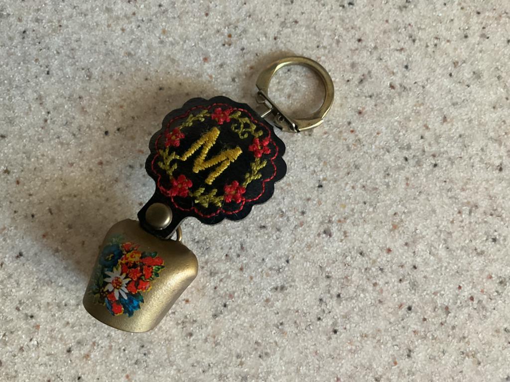 Koebel sleutelhanger met bloemen en letter M, Ophalen of Verzenden, Gebruikt, Overige typen