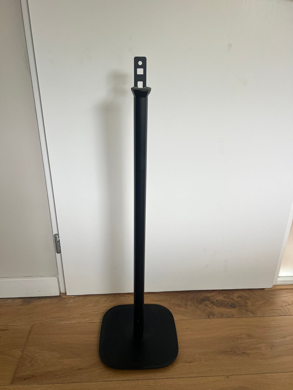 Foto 3 van Sonos one vloerstandaard.