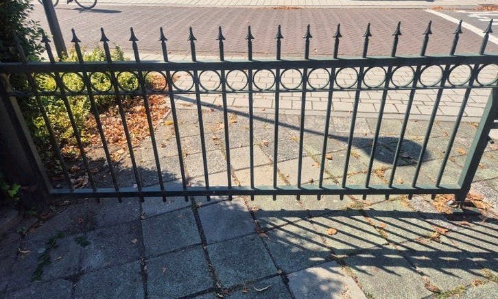 sierhekwerk is uit de grond gehaald, Ophalen, Met poort, Gebruikt, Sierhekwerk