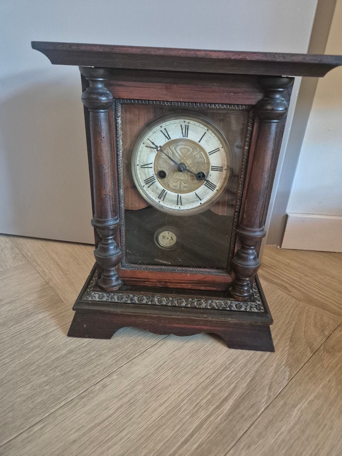 Antieke houten tafelklok met Romeinse cijfers, Ophalen