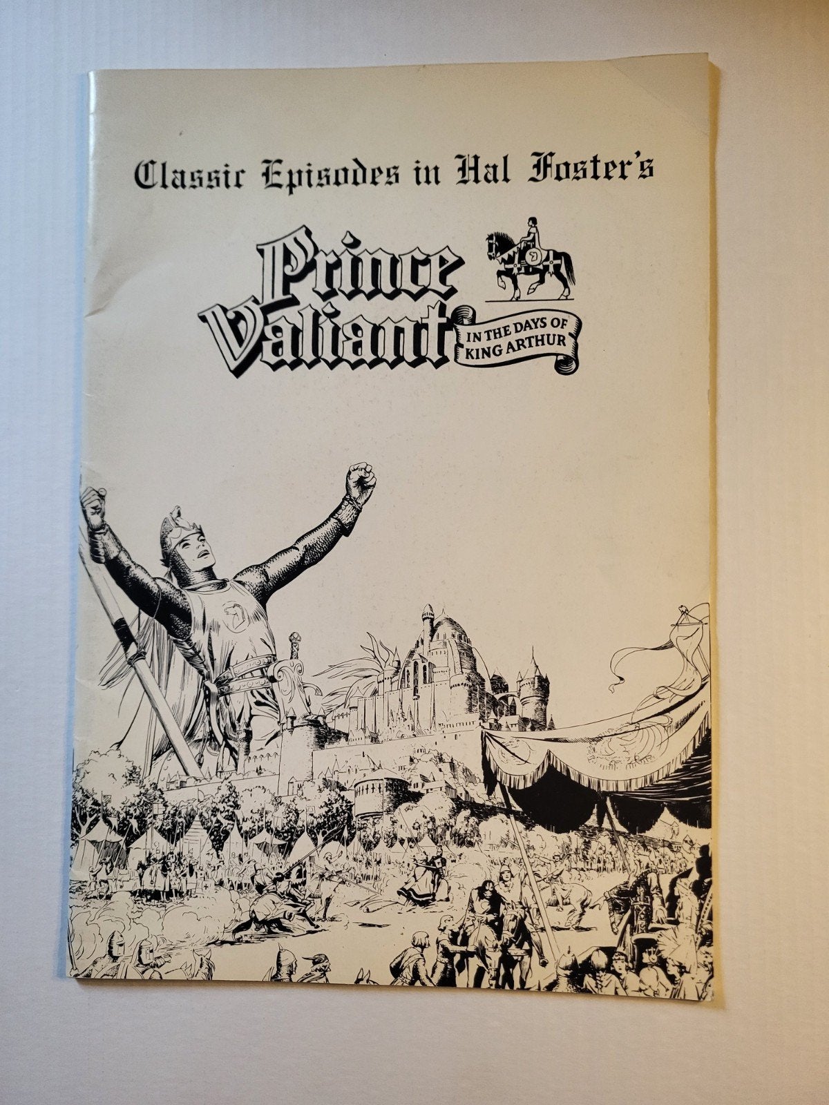 classic episode in hal foster's prince valiant 1975 28x42cm, Verzamelen, Ophalen of Verzenden, Zo goed als nieuw, Boek of Spel