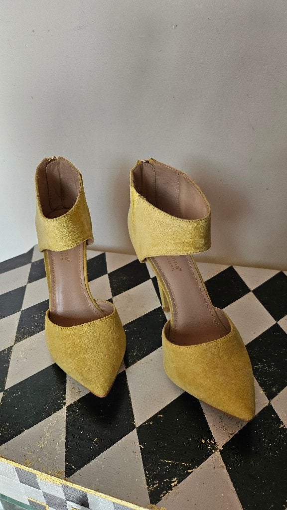 Primadonna Collection Gele Suède Pumps - Maat 38, Geel, Nieuw, Ophalen of Verzenden, Pumps