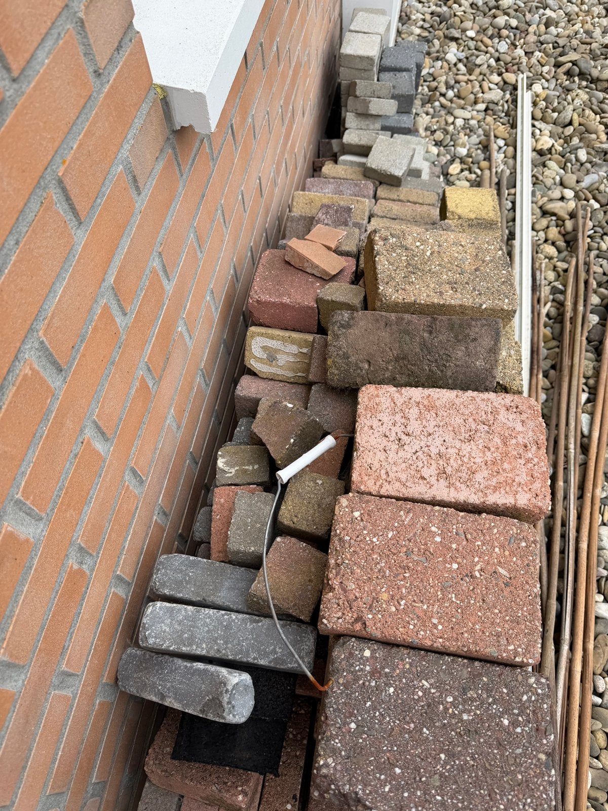 Gratis ruim 300 klinkers af te halen, Tuin en Terras, Ophalen of Verzenden, Zo goed als nieuw, Beton, Klinkers