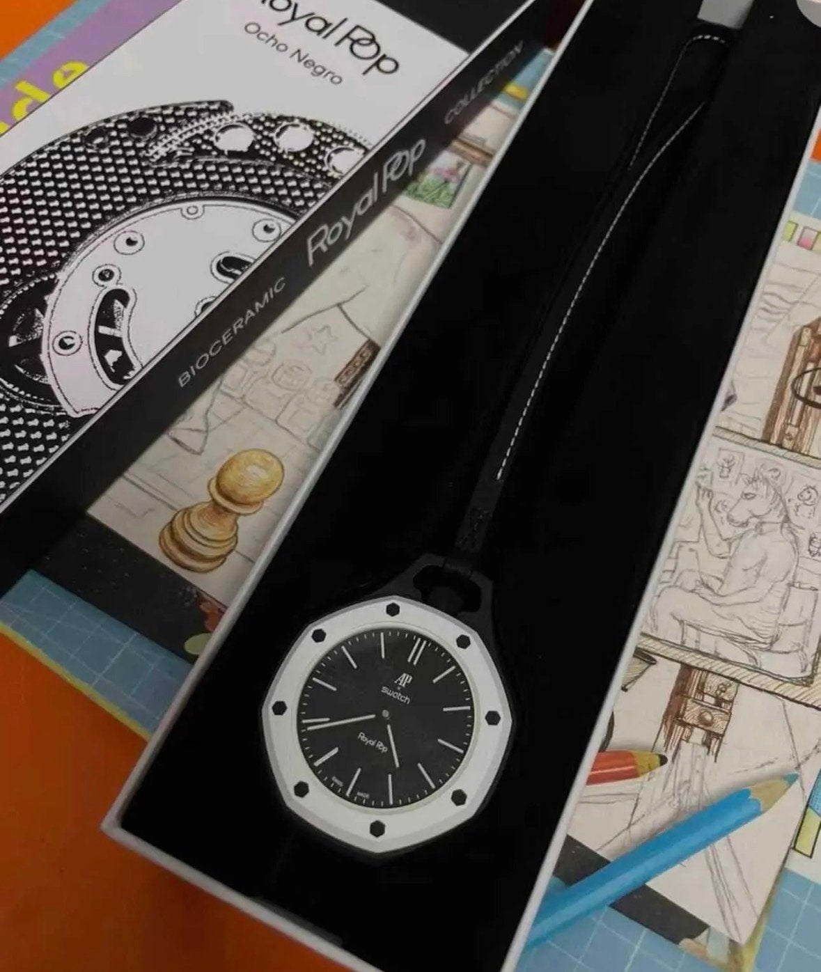 Swatch x Royal Pop Ocho Negro Zakhorloge, Overige merken, Overige materialen, Nieuw, Ophalen of Verzenden