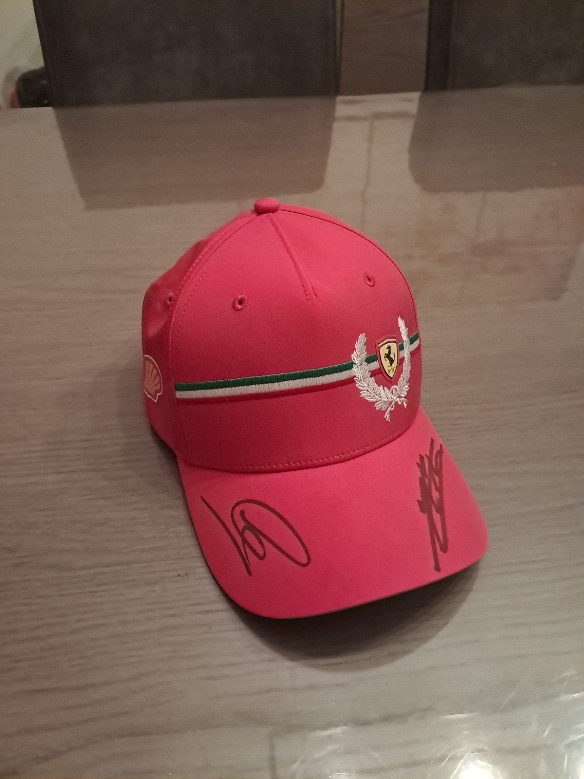 Gesigneerde pet door Leclerc en Hamilton - Zo goed als nieuw, Ophalen, Ferrari, One size fits all, Pet