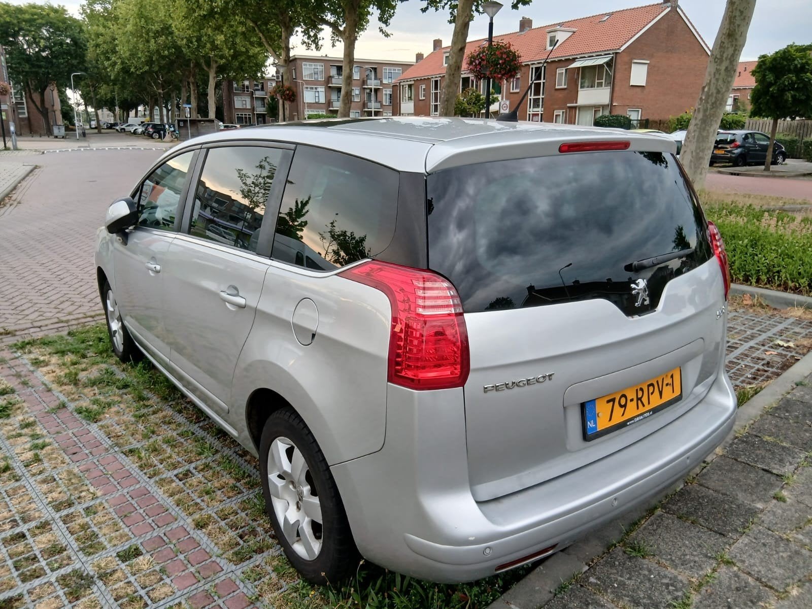 Peugeot 5008 1.6 THP 17 Aut6 2011 Grijs, Auto's, 7 stoelen, Origineel Nederlands, Particulier, 1600 kg