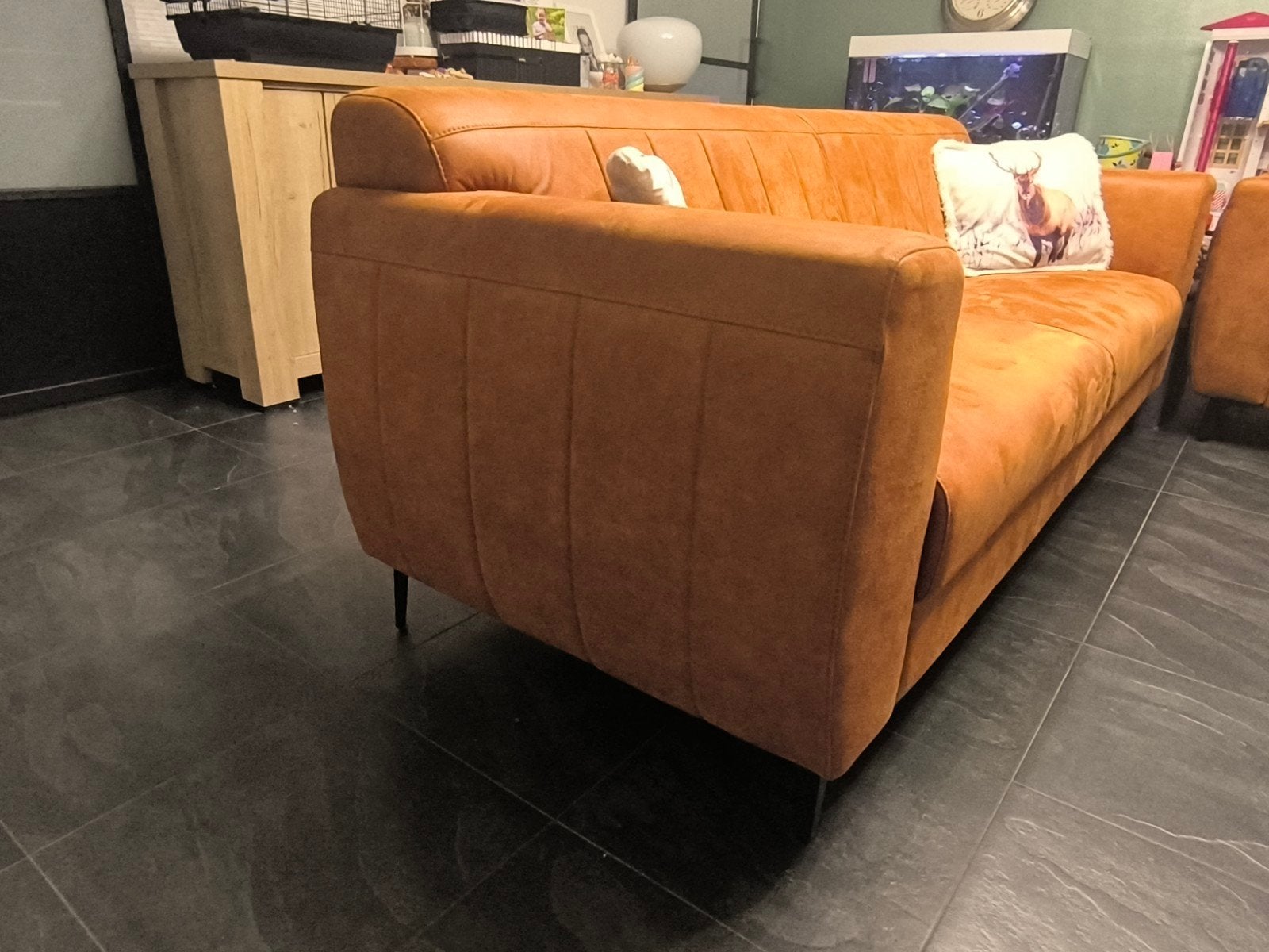Foto 3 van 2x 3-zits banken cognac microleer + hocker (z.g.a.n.)