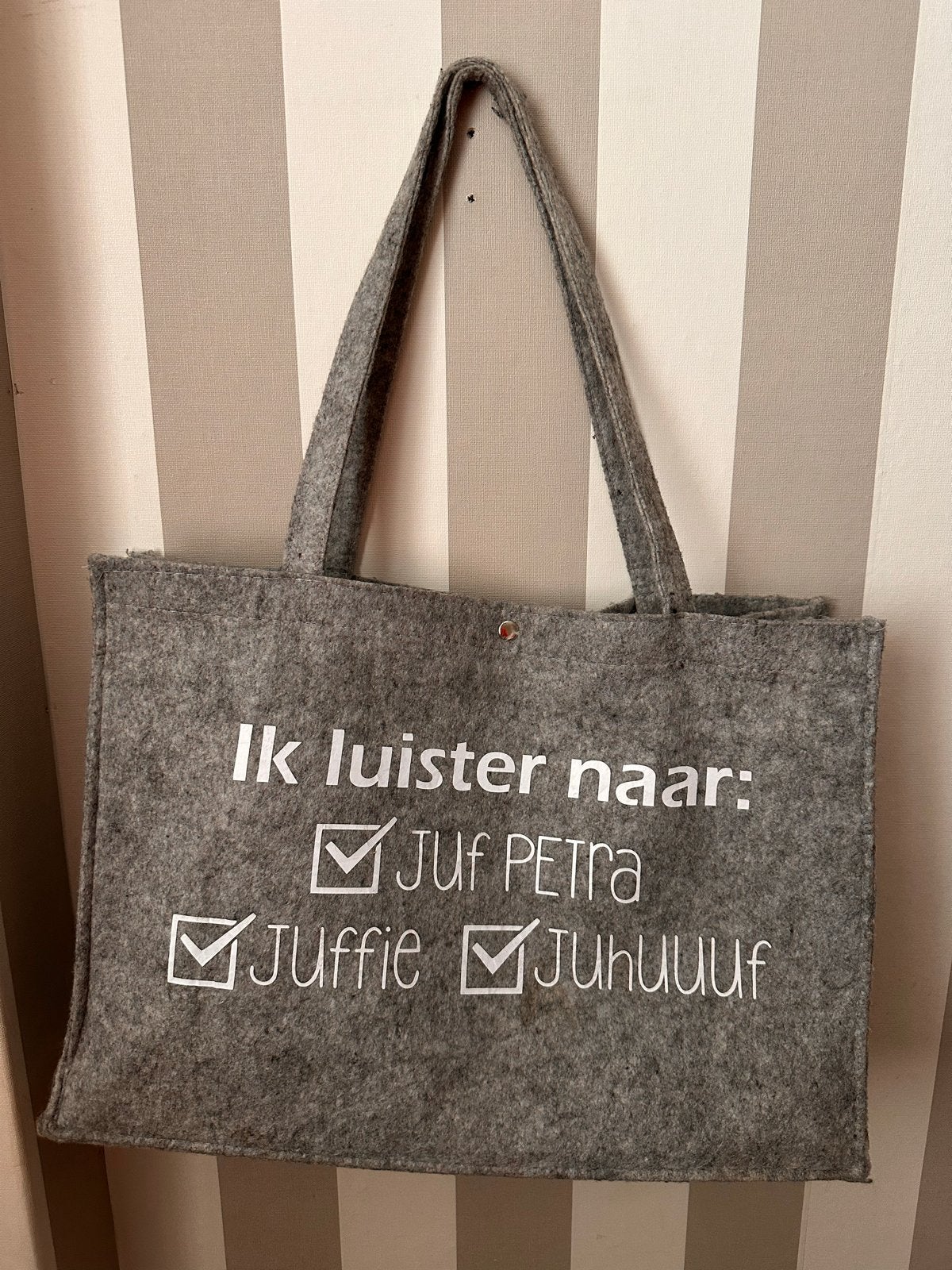 Grijze vilten tas met tekst 'Ik luister naar: Juf Petra', Ophalen of Verzenden, Gebruikt, Grijs, Shopper