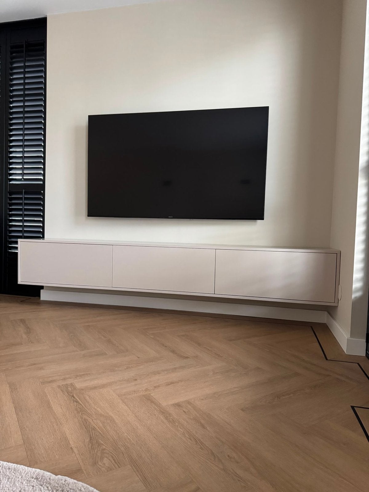 Beige TV meubel 2.40m met kleine deuk, zwevende ophanging, Huis en Inrichting, Kasten | Televisiemeubels, Ophalen, Gebruikt, 200 cm of meer